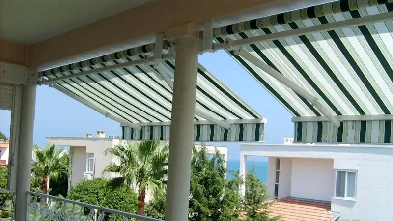 Balkonda kullanılan çizgili açılır tente