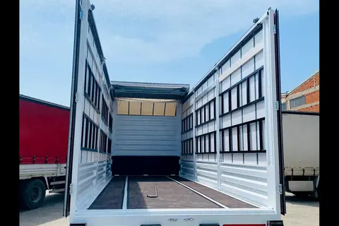 Kamyon kasasının açık kapakları ve iç taşıma alanı · 3