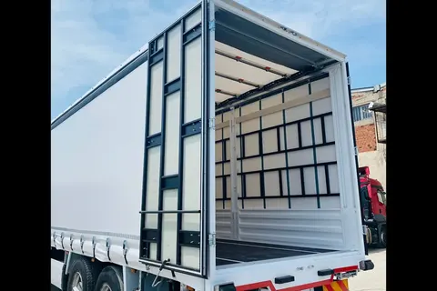 Kamyon kasasının açık kapakları ve iç taşıma alanı · 5