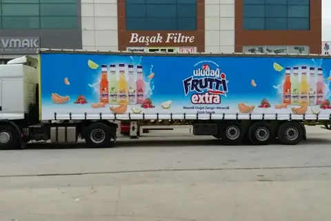 Kayar perde brandalı kamyonun dış görünümü · 100