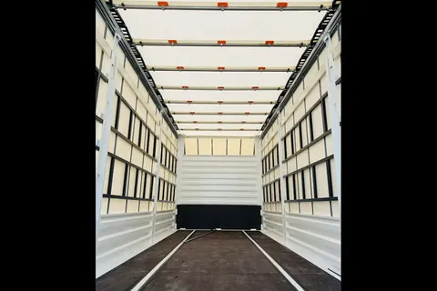 Kamyon kasasının açık kapakları ve iç taşıma alanı · 4