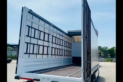 Kamyon kasasının açık kapakları ve iç taşıma alanı · 2