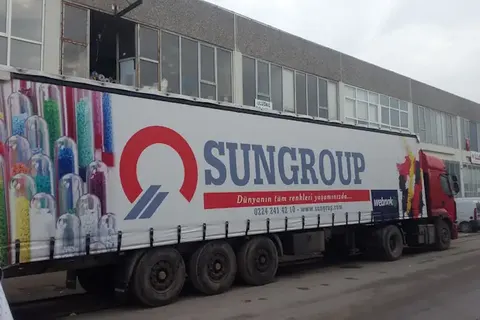 Kayar perde brandalı kamyonun dış görünümü · 45