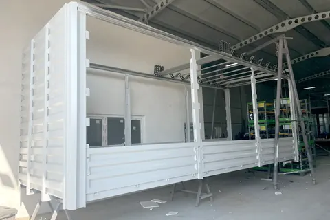 İmalat aşamasındaki metal kamyon kasası · 4