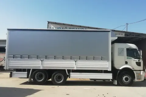 Kayar perde brandalı kamyonun dış görünümü · 12