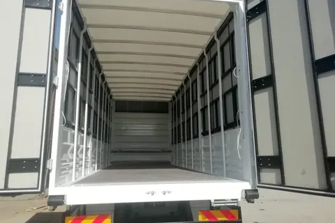 Kamyon kasasının açık kapakları ve iç taşıma alanı · 7