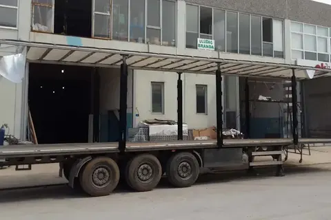 Fabrika tadilat alanındaki dorse · 17