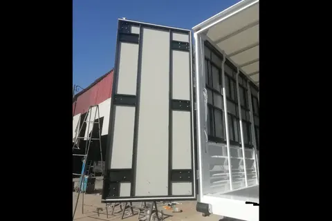 Kamyon kasasının açık kapakları ve iç taşıma alanı · 5