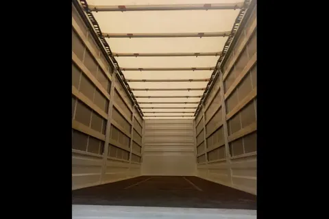 Kamyon kasasının açık kapakları ve iç taşıma alanı · 8