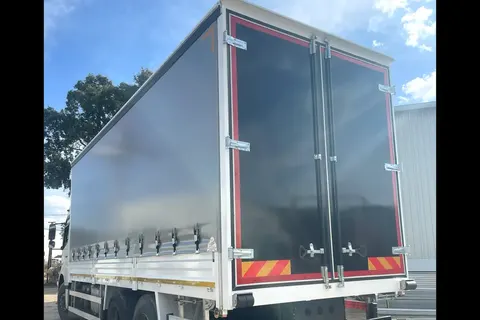 Kayar perde brandalı kamyonun dış görünümü · 24