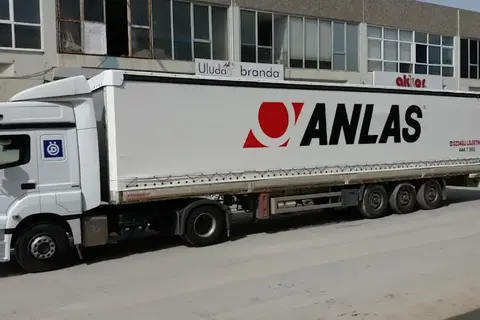 Kayar perde brandalı kamyonun dış görünümü · 103