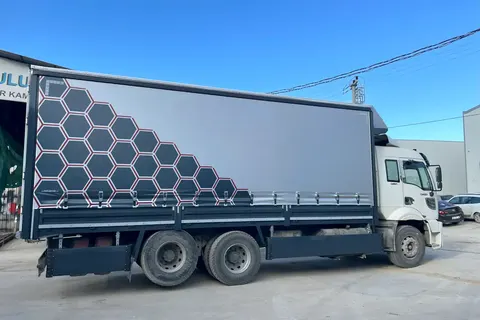 Kayar perde brandalı kamyonun dış görünümü · 23