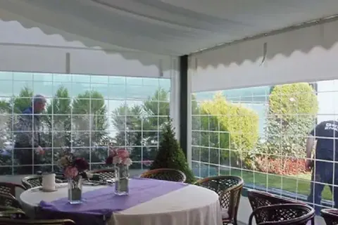 Şeffaf malzemeyle kapatılmış dış mekân · 2