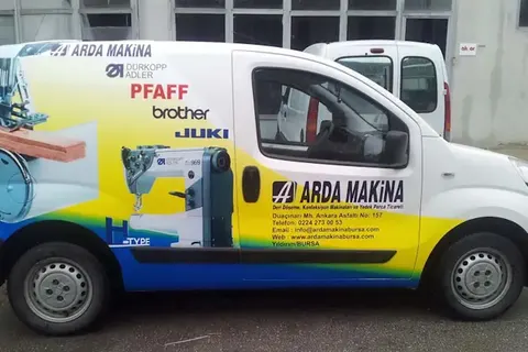 Görsel baskı uygulanmış ticari araç · 1