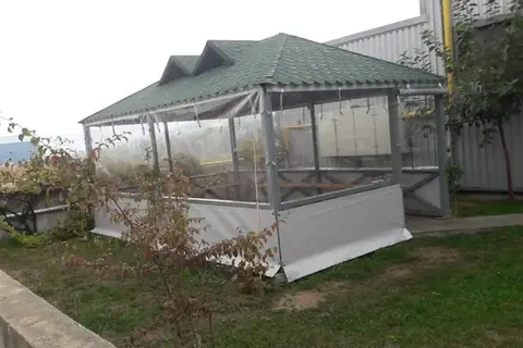 Şeffaf malzemeyle kapatılmış dış mekân · 3