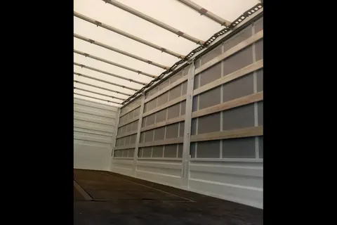 Kamyon kasasının açık kapakları ve iç taşıma alanı · 9