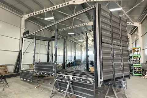 İmalat aşamasındaki metal kamyon kasası · 1
