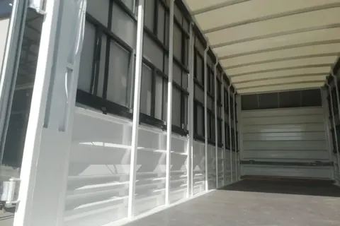Kamyon kasasının açık kapakları ve iç taşıma alanı · 6