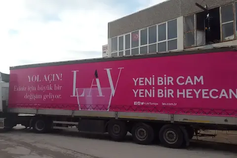Kayar perde brandalı kamyonun dış görünümü · 51