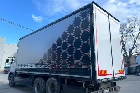 Kayar perde brandalı kamyonun dış görünümü · 22