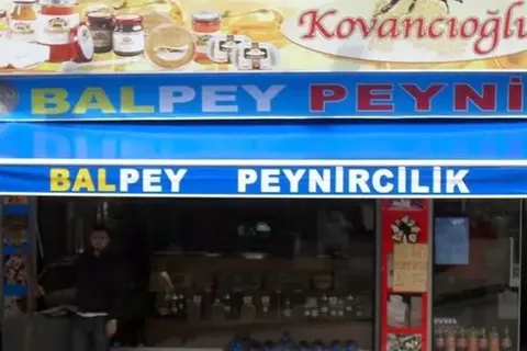 Açılır tente ile gölgelendirilmiş alan · 3