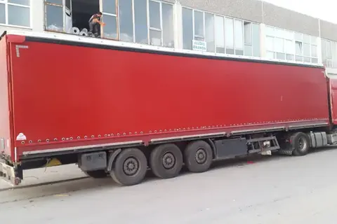Kayar perde brandalı kamyonun dış görünümü · 44