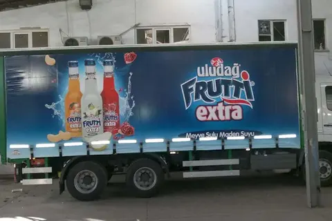 Kayar perde brandalı kamyonun dış görünümü · 80