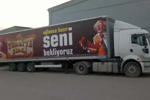 Kayar perde brandalı kamyonun dış görünümü · 81