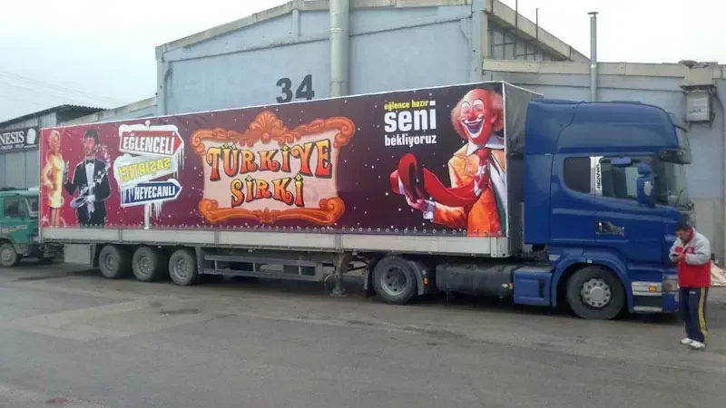 Baskılı branda ile kaplanmış tır dorsesi
